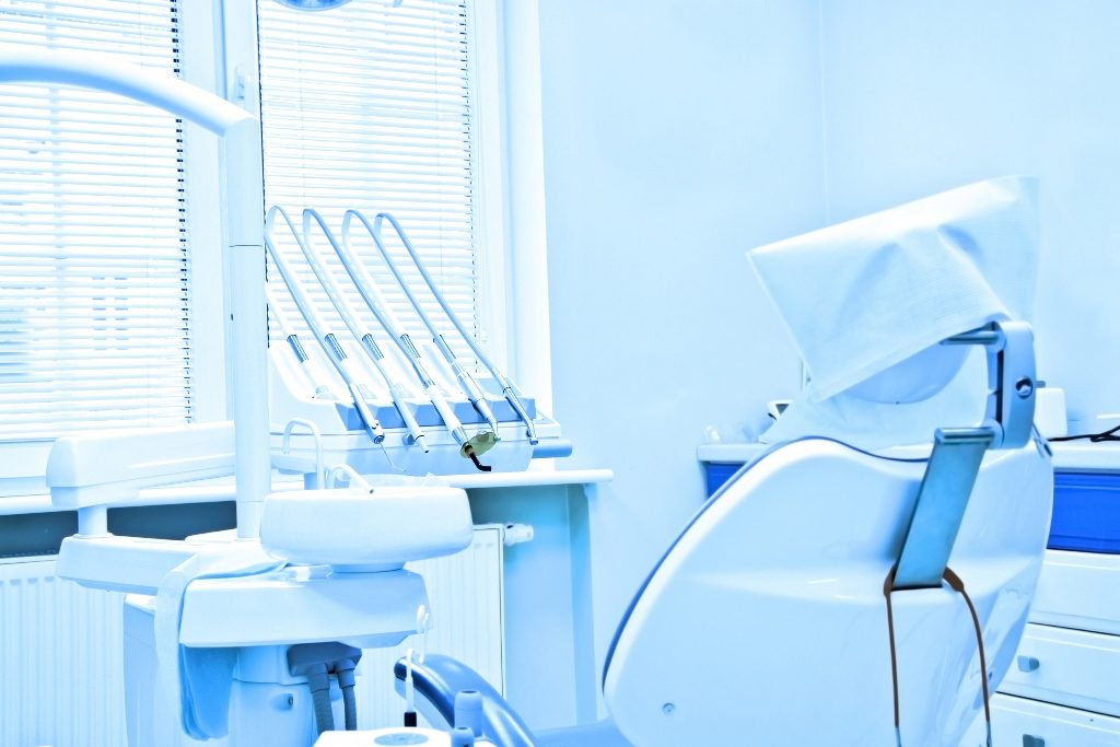 Consultório odontológico com cadeira e equipamentos